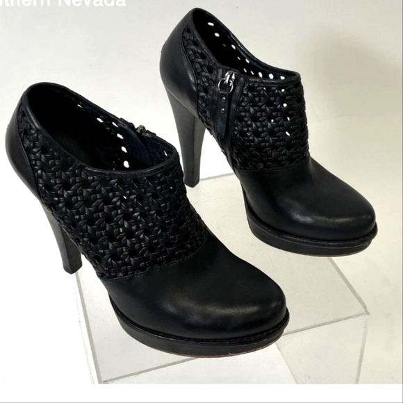 UGG Shoes - UGG AUSTRAILIA BLACK LEATHER HEELED LAZER CUT FUR LINED INSIDE SIZE 10 BOOTS